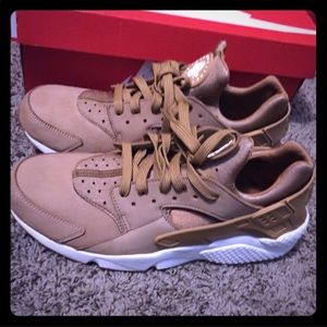 Nike Huaraches in Wheat